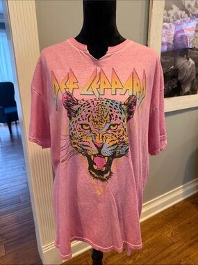 Pink Def Leppard graphic tee. Size XL